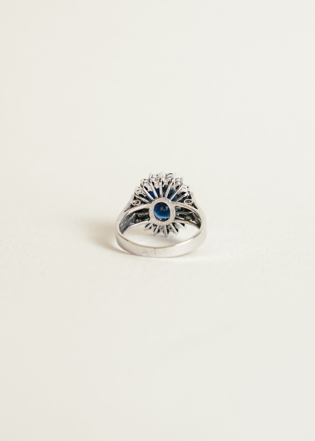 Sortija-oro-blanco-14k-diamantes-zafiros (6) jf16 roseta zafiro