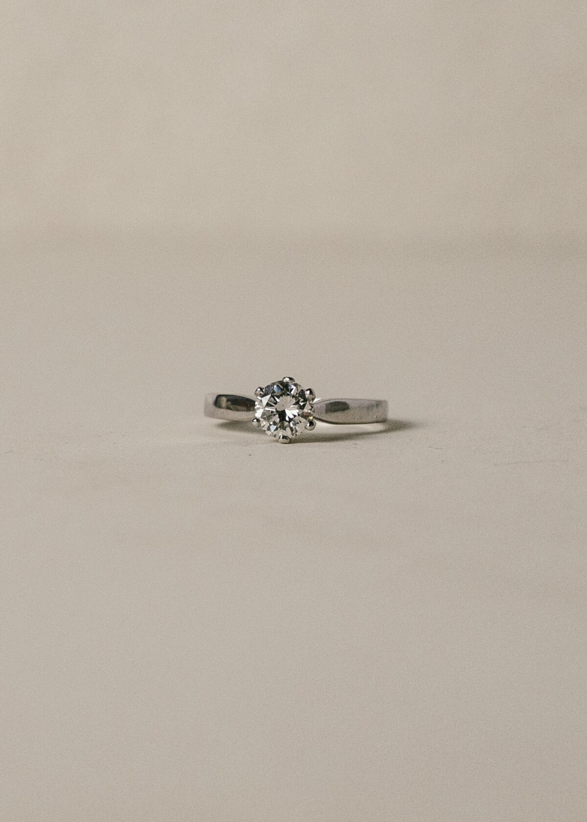 sortija-solitario-oro-blanco-18k-pedida-matrimonio-diamante (2) solitario diamante 0'74 ct