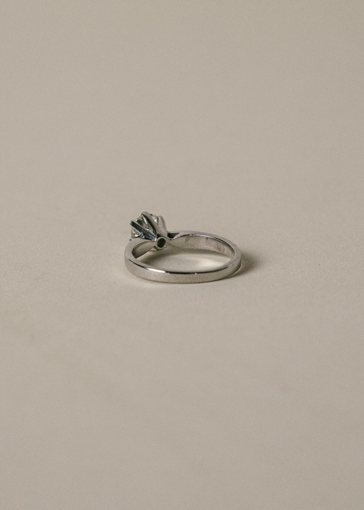 sortija-solitario-oro-blanco-18k-pedida-matrimonio-diamante (3) solitario diamante 0'74 ct