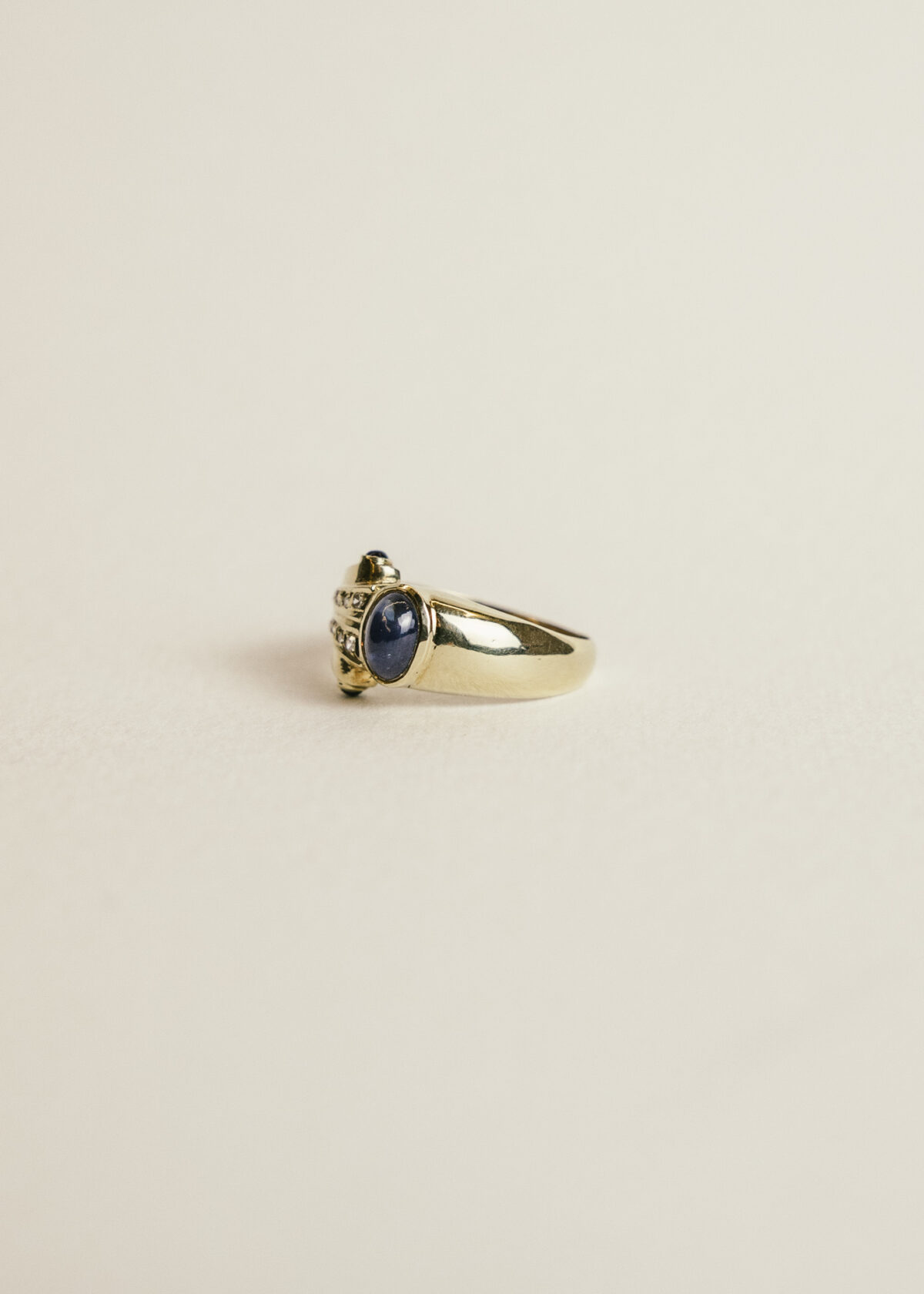 amarillo-18k-diamantes.zafiro-cabujon (3) sortija retro zafiro