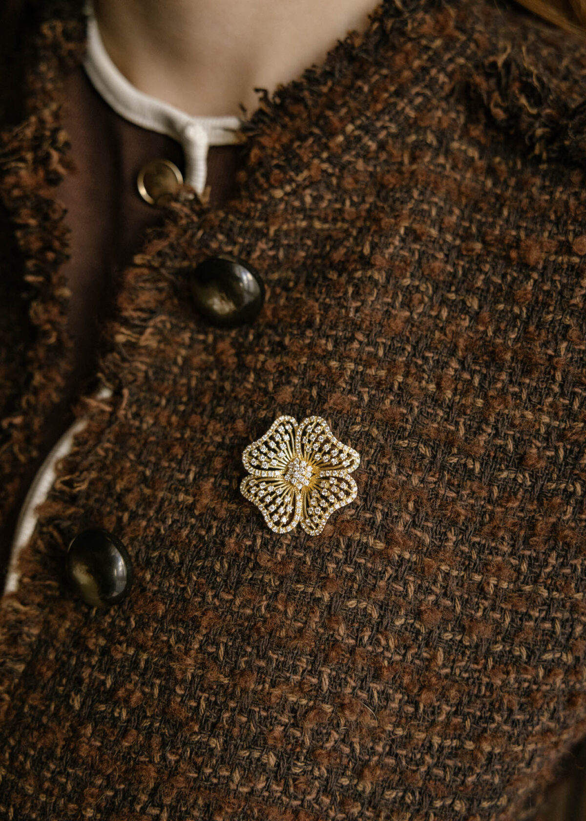 colgante-broche-oro-amarillo-18k-diamantes colgante flor