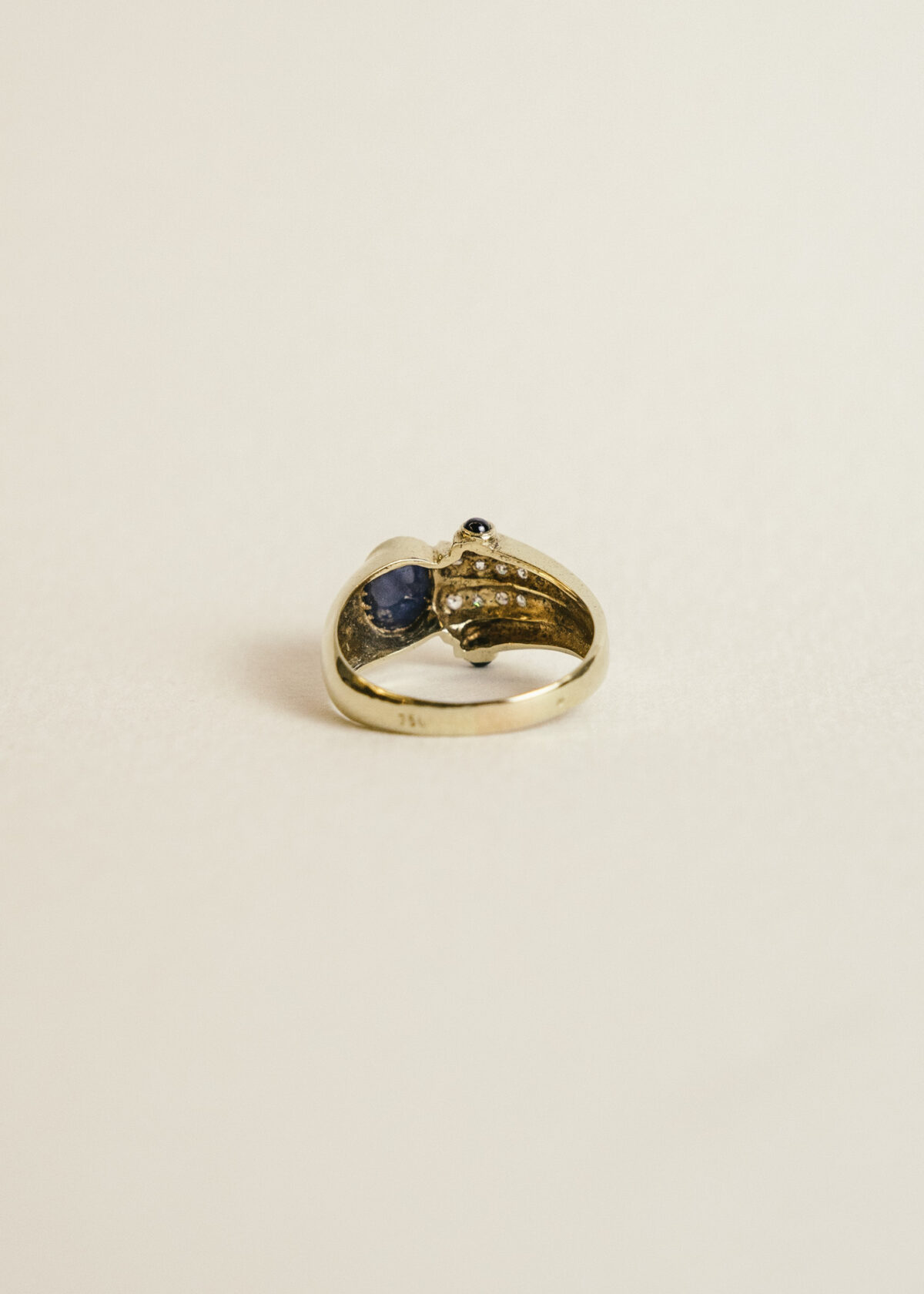 sortija-oro-amarillo-18k-diamantes.zafiro-cabujon sortija retro zafiro