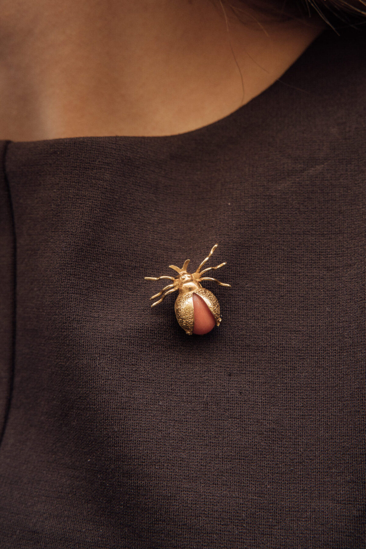broche-vintage-oro-18k-coral-escarabajo broche insecto
