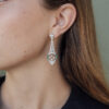 pendientes-largos-estilo-art-deco-platino-esmeraldas-diamanes-boda (10) pendientes largos ''art decó''