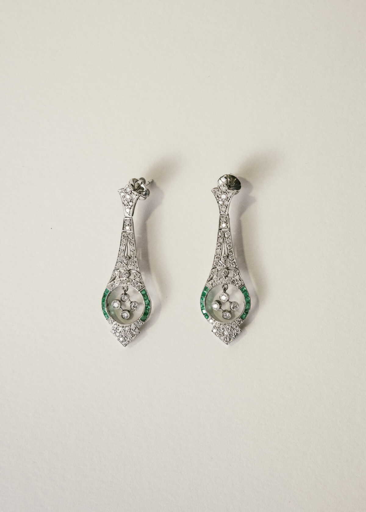pendientes-largos-estilo-art-deco-platino-esmeraldas-diamanes-boda (2) pendientes largos ''art decó''