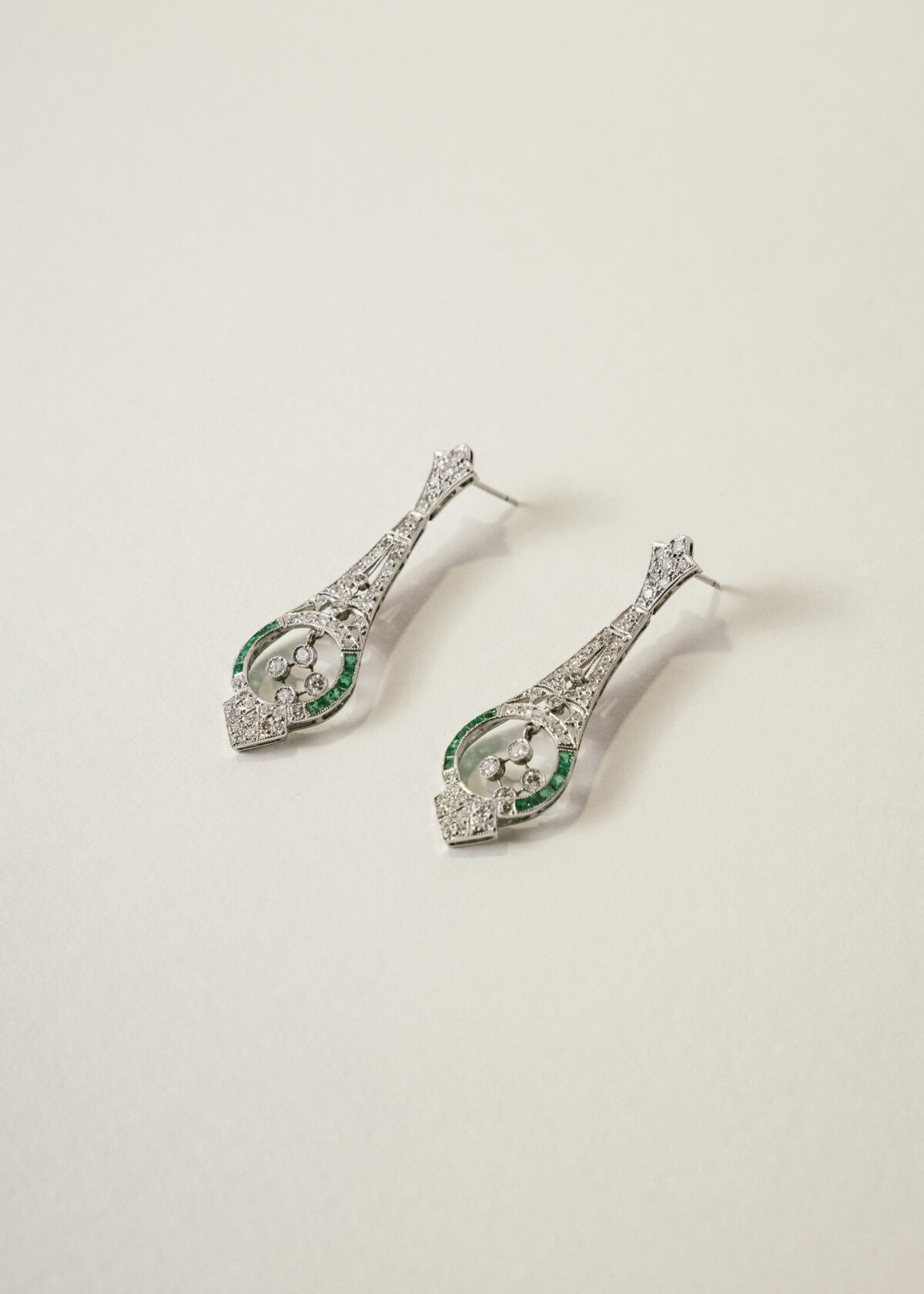 pendientes-largos-estilo-art-deco-platino-esmeraldas-diamanes-boda (3) pendientes largos ''art decó''